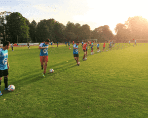Jugendliche bei der Fußball Trickschule