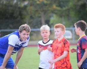 Trainer stimmt Spieler ein