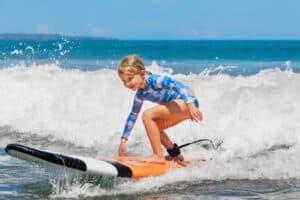 Mädchen beim Surfen