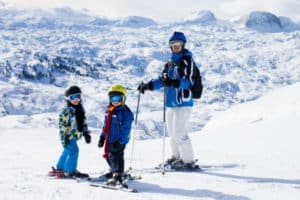 Kinder vor Bergpanorama