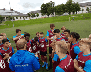 Besprechung im Fußballcamp